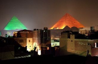 Пирамида Хефрена и Хеопса в лучах прожек