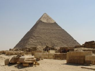 Вторая по величине пирамида Гизы принадл
