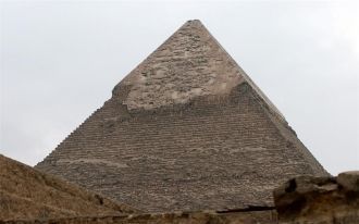 Венчал пирамиду Хефрена гранитный камень