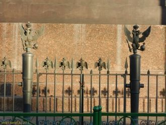 Александровская колонна окружена декорат