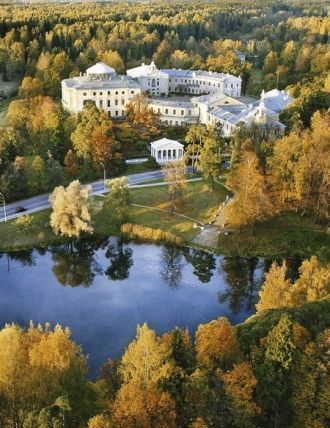 Вид на Павловский дворец с воздуха.