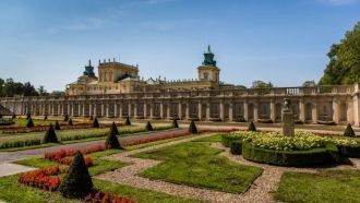 Вилянувский дворец расположен в 10 км на