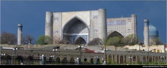 Вход на территорию мечети украшал гигант