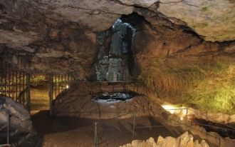 Естесственная известняковая пещера диаме