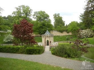 Грот на территории Бойницкого замка.