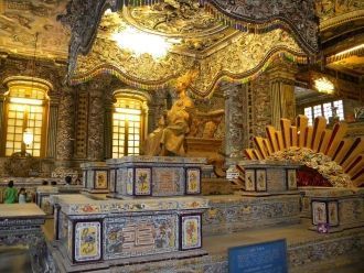 Золотой зал, где хранятся мощи император