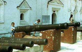 Пушки, защищавшие монастырь, у храма пре