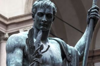 Пинакотека Брера. Статуя Наполеона вблиз