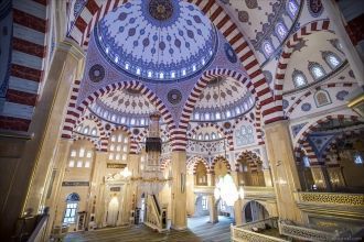 Центральный зал мечети накрыт огромным к