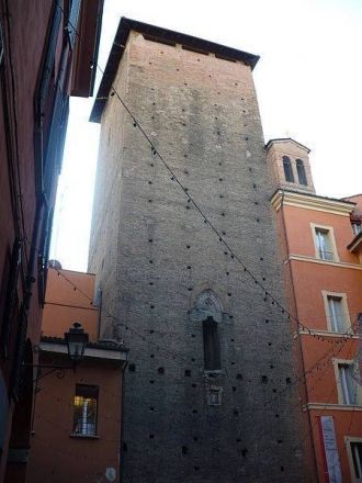Башня Galluzzi была построена 1257 году.