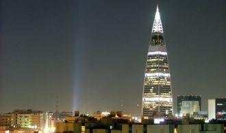 Башня Аль-Файсалы в ночное время суток.