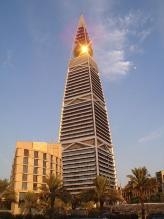 Башня им. Аль-Файсалы в Эр-Рияде.