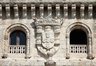 На стене башни выделяется герб Мануэла I