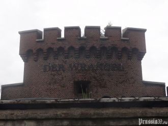 Надпись на верхней части башни.
