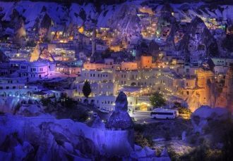 Вид городка Каппадокии ночью. Турция.