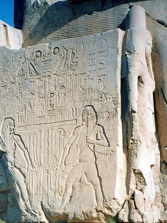 На постаменте фараона выполнены различны