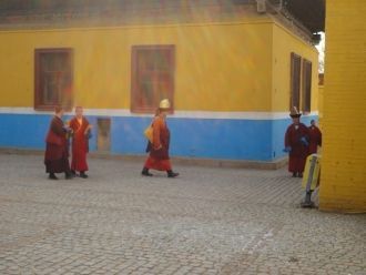 Монахи храма Гандан.