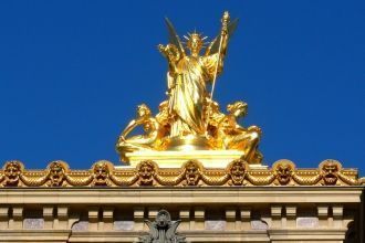 Скульптура Поэзия на крыше оперы.