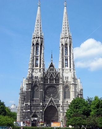 Фасад церкви венчают две башни с фигурны
