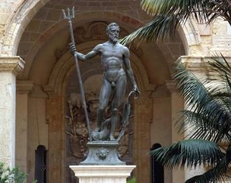 Статуя Нептуна.