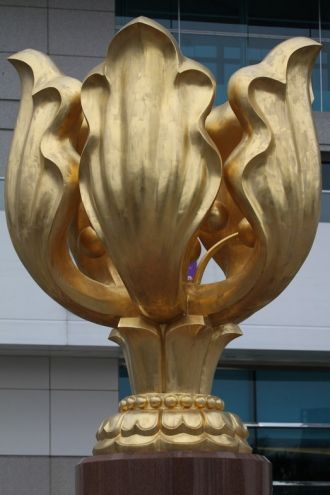 Скульптура Золотой Баухинии крупным план