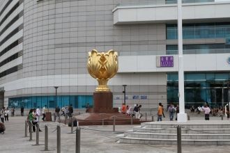Площадь Золотой Баухинии и скульптура эт