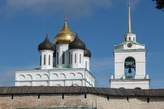 Купола Троицкого собора и колокольня.