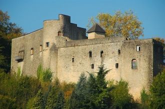 Крепость вокруг замка была построена при