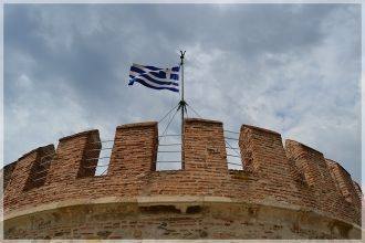 Греческий флаг на башне.