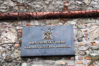 Братиславский град  являлся сначала укре