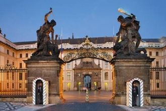 Старый королевский дворец в Праге главна