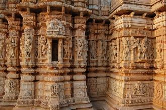 Стены храмов украшены изысканными силуэт