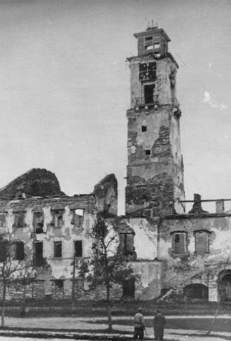 Разрушенная красная ратуша, 1945