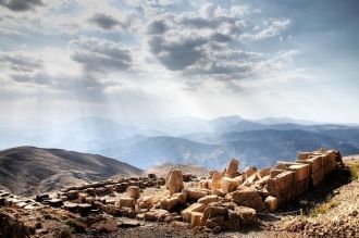 В некоторых местах горы Немрут найдены к