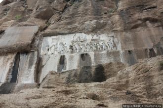 Над текстами помещён рельеф: бог Ахура-М