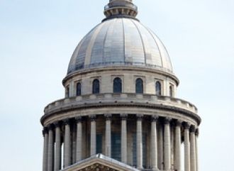 Купол Пантеона, издали похожий на Исааки