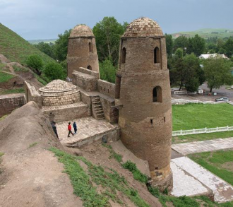 Гиссарская крепость, вид с торца ворот.