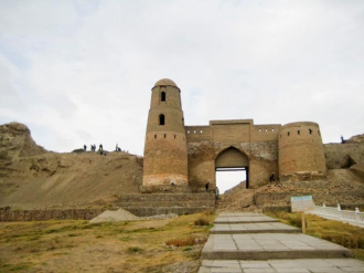 Гиссарская крепость, ступени, к арке.