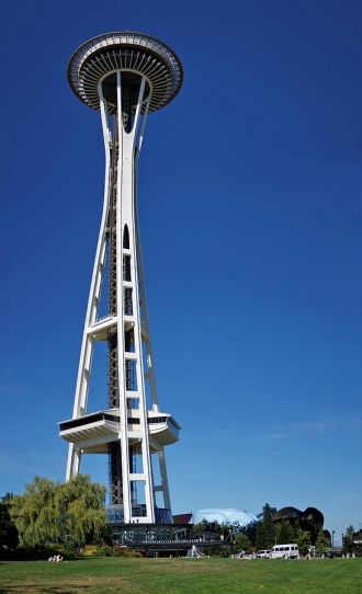 Башня Спей-Нидл. На фоне неба, выглядит 