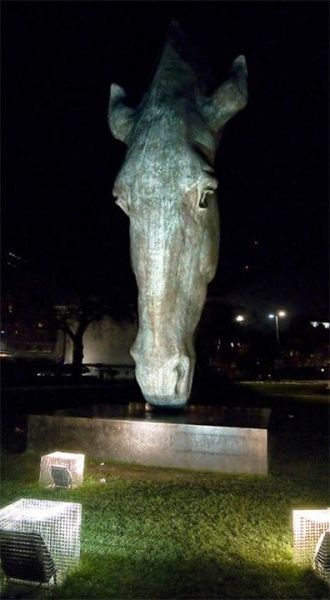 Скульптура Лошадь у воды.