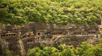 Первые пещеры комплекса Аджанта были выд