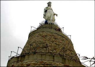 Статуя весит 15 тонн. Высота башни соста