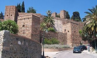Алькасаба с ее массивными двойными стена