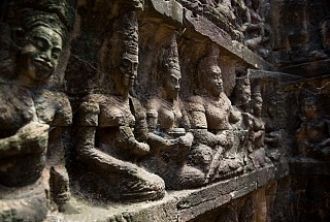 Статуи высеченные в стене храма Ангкор-Т