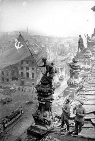 Знамя Победы над Рейхстагом (фото Халдея