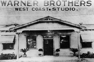Здание киностудии «Warner Brothers» в 19