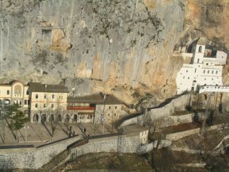Монастырь Острог в Черногории на высоте 