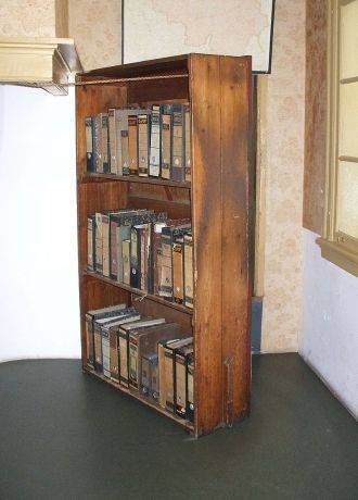 Реконструированный книжный шкаф, закрыва