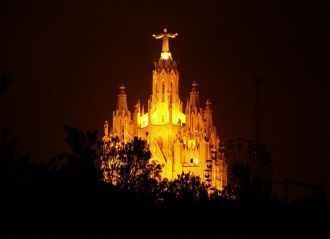 Храм Святого Сердца ночью