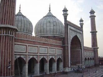 Мечеть отличают три арочных входа, четыр